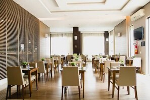 Sudah termasuk sarapan prasmanan setiap hari