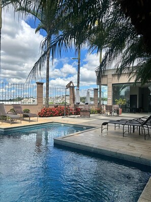 Kolam renang outdoor, dengan kursi berjemur