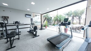 A gym with treadmills, weight machines, and a bench. - Class Hotel Varginha (Varginha)