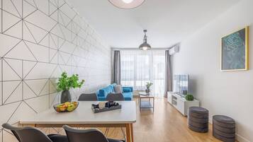 Sistema de insonorización, tabla de planchar con plancha y wifi