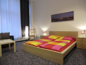 Individuell dekoriert, individuell eingerichtet, Schreibtisch