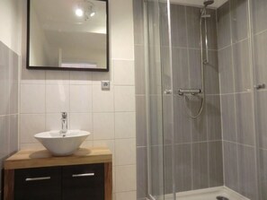 Hair dryer, towels, shampoo, toilet paper - Cityflair Berlin - Apartments (Berlin)
