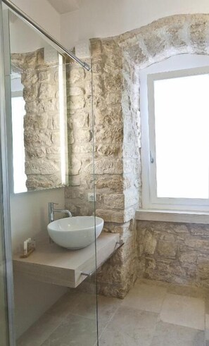 Double Room, Sea View | Bathroom | Shower, free toiletries, hair dryer, bidet - MoMa Molfetta Mare (Molfetta)
