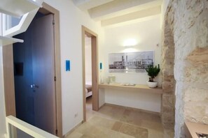 迷你吧、客房内保险箱、办公桌、免费 WiFi