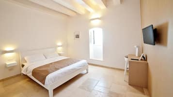 Habitación doble, vista al mar | Minibar, caja de seguridad en la habitación, escritorio y wifi gratis