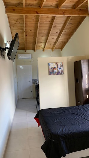 Departamento familiar, 1 habitación, para fumadores, baño privado | Caja de seguridad en la habitación y decoración personalizada 