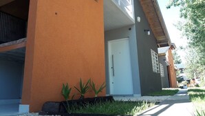 A modern building with a flat roof and a white door. - Brisas de Villa Gesell (Villa Gesell)