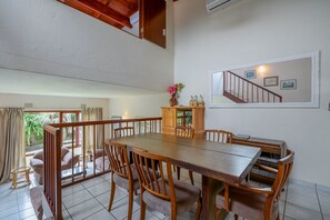 经典别墅, 2 间卧室 | 客房内用餐