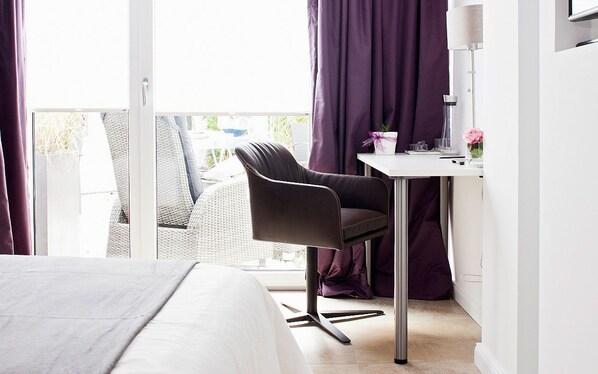 Single Room (Catherine) | Desk, blackout drapes, soundproofing, iron/ironing board