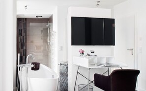 Double Room (Marilyn) | Living area | Flat-screen TV - Konventchen (Aschaffenburg)