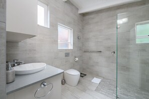 Classic Villa, 2 Bedrooms | Bathroom | Shower, towels - San Lameer Villa Rentals  2301 (Southbroom)
