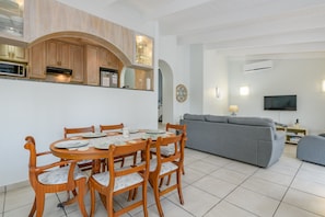 Classic Villa, 2 Bedrooms | In-room dining