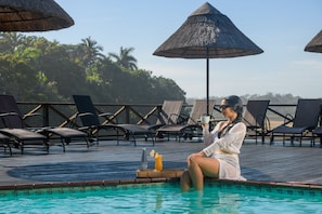 2 座室外游泳池，提供泳池遮陽傘和日光浴躺椅