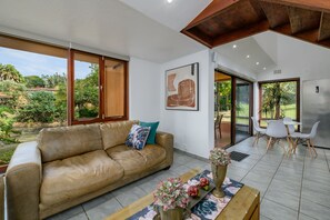 Classic Triple Room, 3 Bedrooms | Ruang tamu | TV skrin rata 