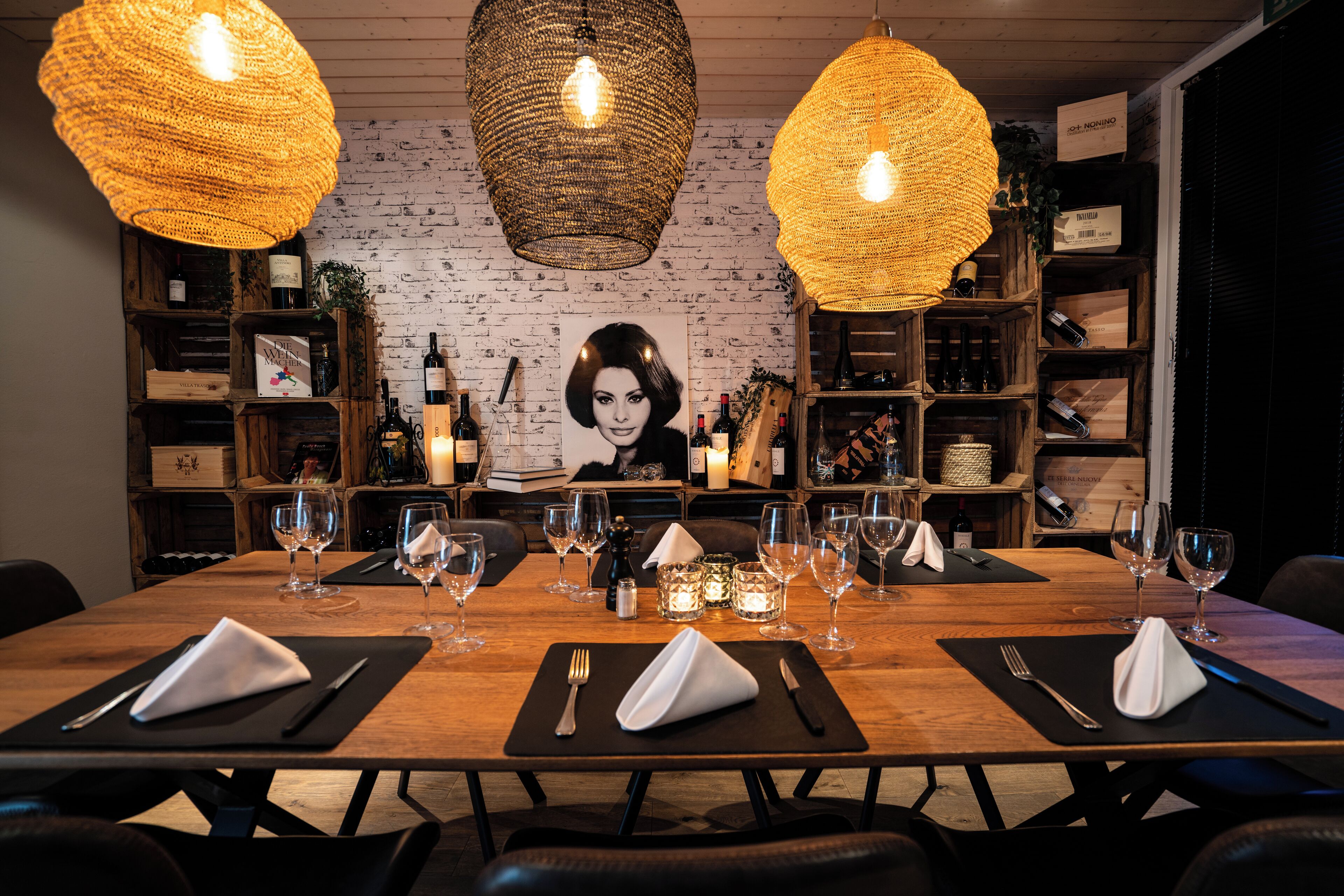 lunch and dinner served, italian cuisine