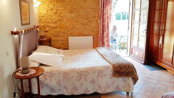 Traditional Triple Room | Individually decorated, individually furnished, desk