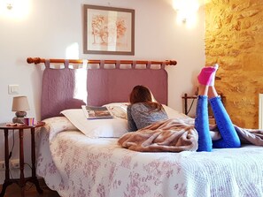 Traditionelt værelse til 3 personer | Individuelt design, individuel indretning, skrivebord