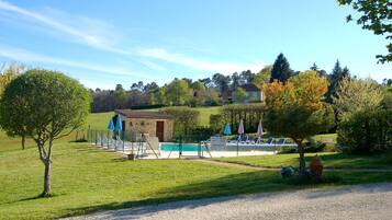 Piscine extérieure (ouverte en saison), chaises longues
