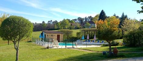 Una piscina al aire libre de temporada (de 11:00 a 21:00), tumbonas