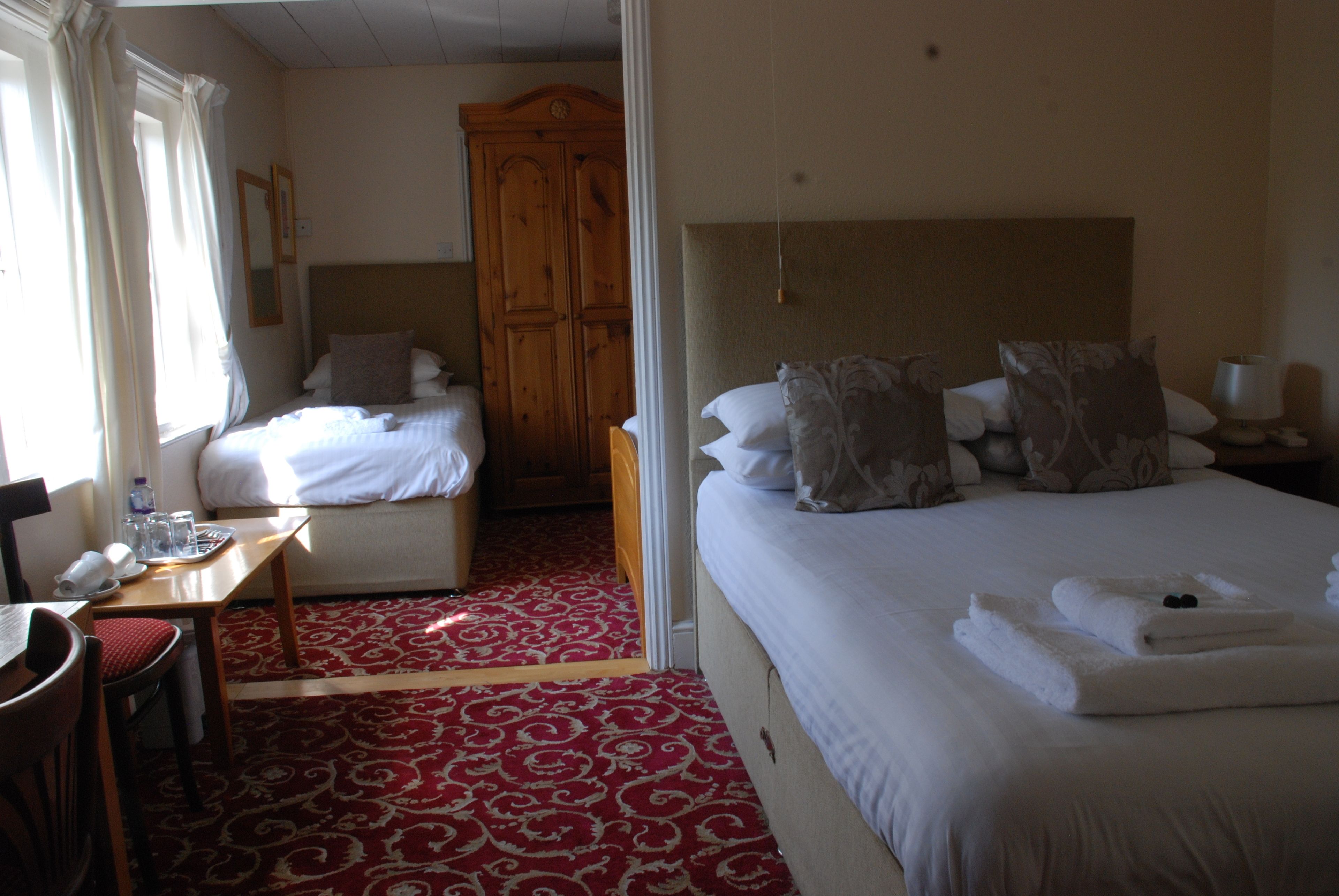 Phòng dành cho gia đình | Bàn, khu vực làm việc phù hợp cho laptop, bàn ủi/dụng cụ ủi quần áo 