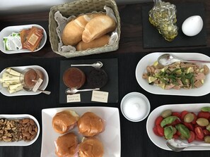 Breakfast buffet - B&B Questa casa non è un albergo (Palermo)