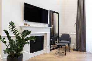 Exclusive-sviitti, 1 suuri parisÀnky | Memory foam -patjalliset sÀngyt, minibaari, tallelokero huoneessa