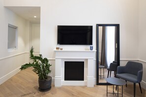 Exclusieve suite, 1 kingsize bed | Bedden met traagschuimmatrassen, een minibar, een kluis op de kamer