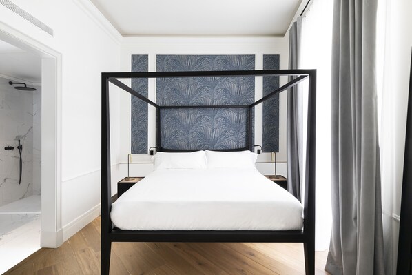 Memory foam -patjalliset sÀngyt, minibaari, tallelokero huoneessa