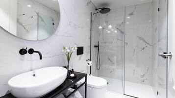 Badkamer met douche