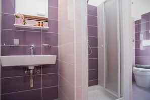 Suite Junior, terrasse | Douche de la salle de bain