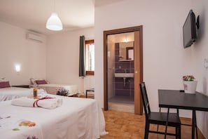 Junior-Suite, Terrasse | Betten mit Memory-Foam-Matratzen, Schreibtisch, kostenloses WLAN