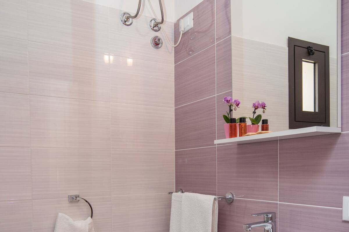 Habitación triple | Baño | Regadera, amenidades de baño gratuitas, secadora de cabello, bidet