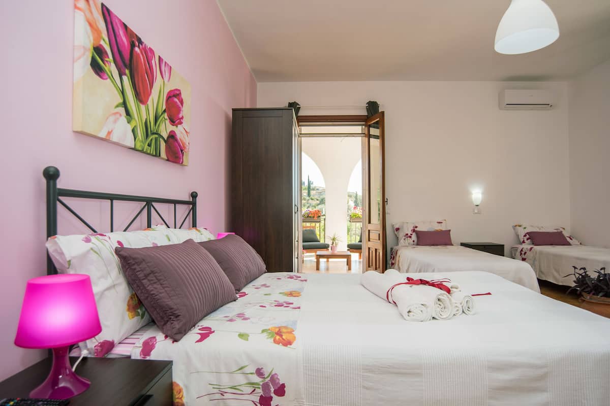 Suite junior, Terraza | Camas con efecto memoria, escritorio, wifi gratis y ropa de cama