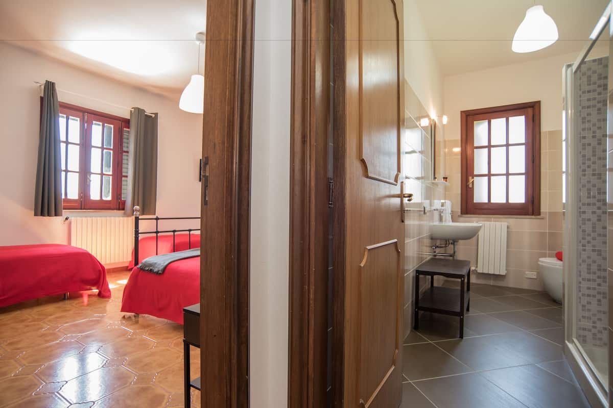 Habitación cuádruple Confort | Camas con efecto memoria, escritorio, wifi gratis y ropa de cama