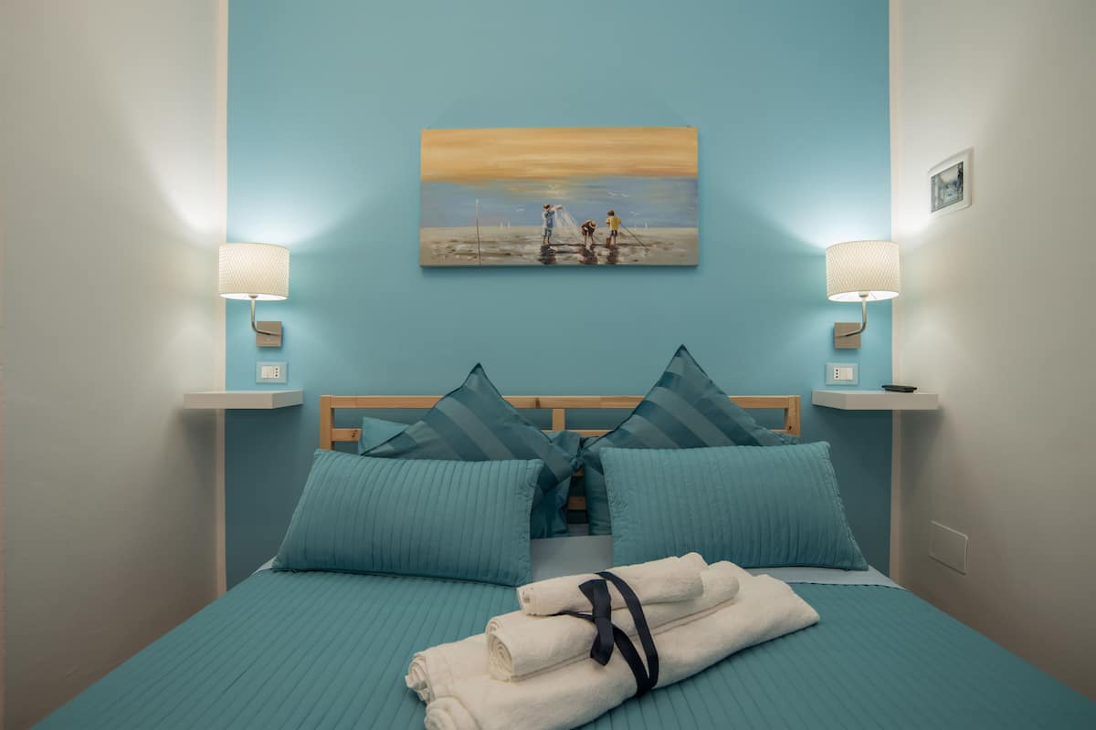 Habitación Deluxe | Camas con efecto memoria, escritorio, wifi gratis y ropa de cama