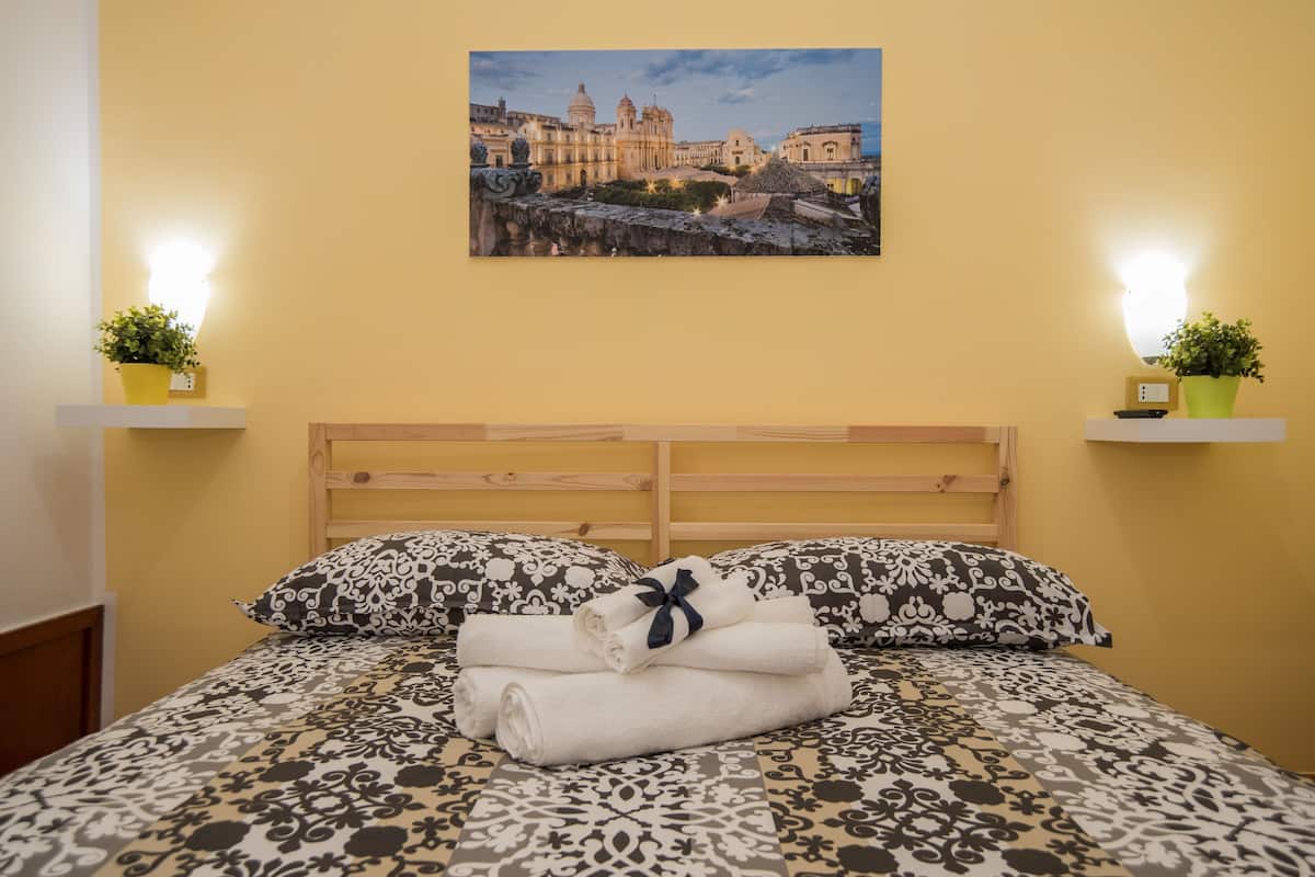 Habitación doble, baño privado (External) | Camas con efecto memoria, escritorio, wifi gratis y ropa de cama