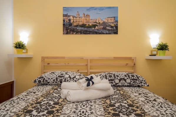 Doppelzimmer, eigenes Bad (External) | Betten mit Memory-Foam-Matratzen, Schreibtisch, kostenloses WLAN