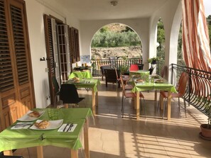 Tägliches einheimisches Frühstück (4.50 EUR pro Person)