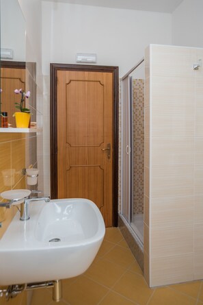 Double Room, Private Bathroom (External) | Bathroom | Shower, free toiletries, hair dryer, bidet - Bed & breakfast Giulio (Noto)