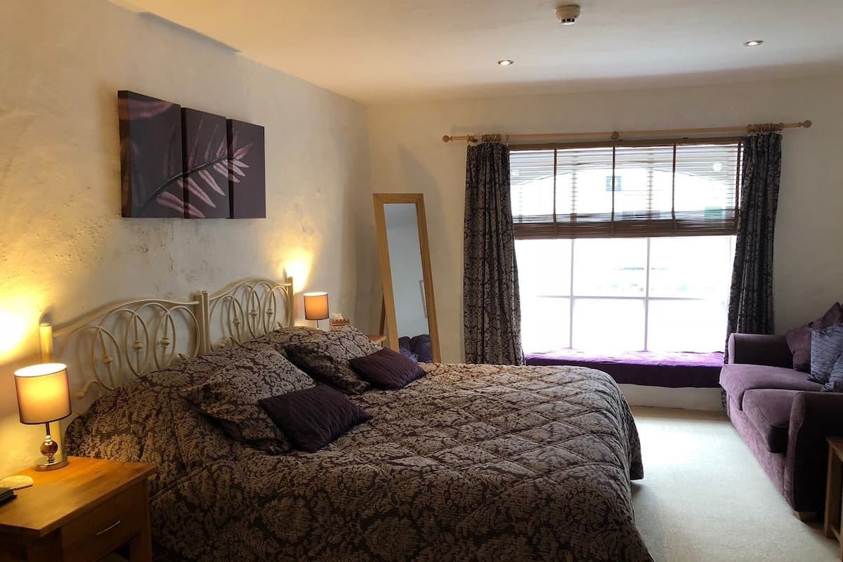 Habitación doble Deluxe (The Purple Suite, Castle View) | Ropa de cama de alta calidad y tabla de planchar con plancha
