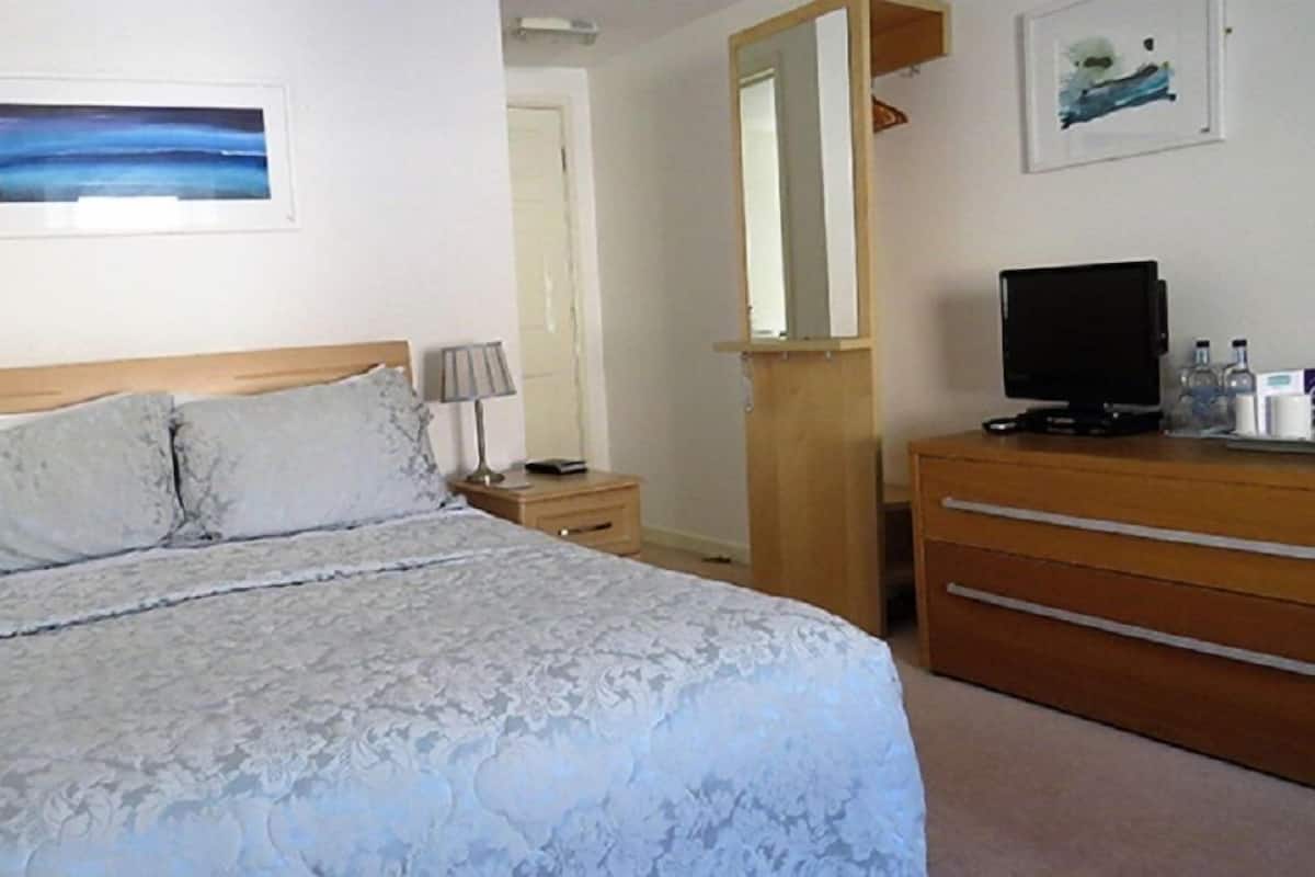 Habitación doble Deluxe (The Blue Room) | Ropa de cama de alta calidad y tabla de planchar con plancha
