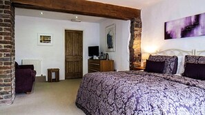 Deluxe tweepersoonskamer (The Purple Suite, Castle View) | Luxe beddengoed, individueel gedecoreerd, individueel gemeubileerd