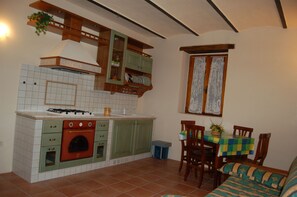 Full-sized fridge, oven, stovetop, cookware/dishes/utensils