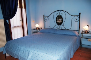 Cots/infant beds, bed sheets