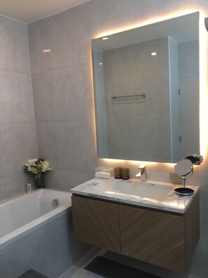 3 Bedrooms Villa | Banheiro | Banheira de imersão, produtos de toalete grátis, secador de cabelo 