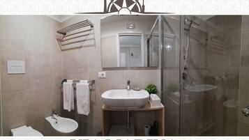 Comfort Studio | Bathroom | Shower, hair dryer, slippers, bidet