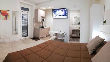 Comfort Studio | Hypo-allergenic bedding, memory foam beds, minibar, in-room safe