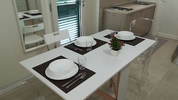 Studio tiện nghi đơn giản | Bếp riêng | Tủ lạnh, lò vi sóng, bếp nấu, dụng cụ nấu nướng/bát dĩa/dao nĩa