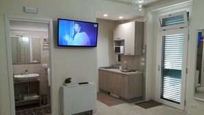 Una cocina moderna con microondas integrado, un lavaplatos y una encimera.
