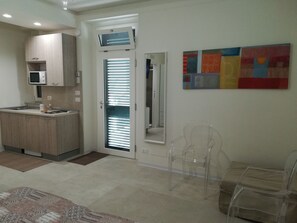 Comfort Studio | Private kitchenette | Full-sized fridge, microwave, stovetop, cookware/dishes/utensils - Guest House B & B Via Marina (Reggio Calabria)
